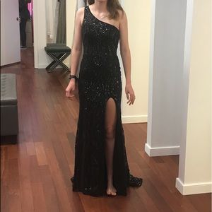 Beautiful One-Shoulder Black Gown